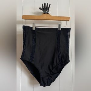 NWOT Under Where? Luxury Collection Shapewear. Black XL